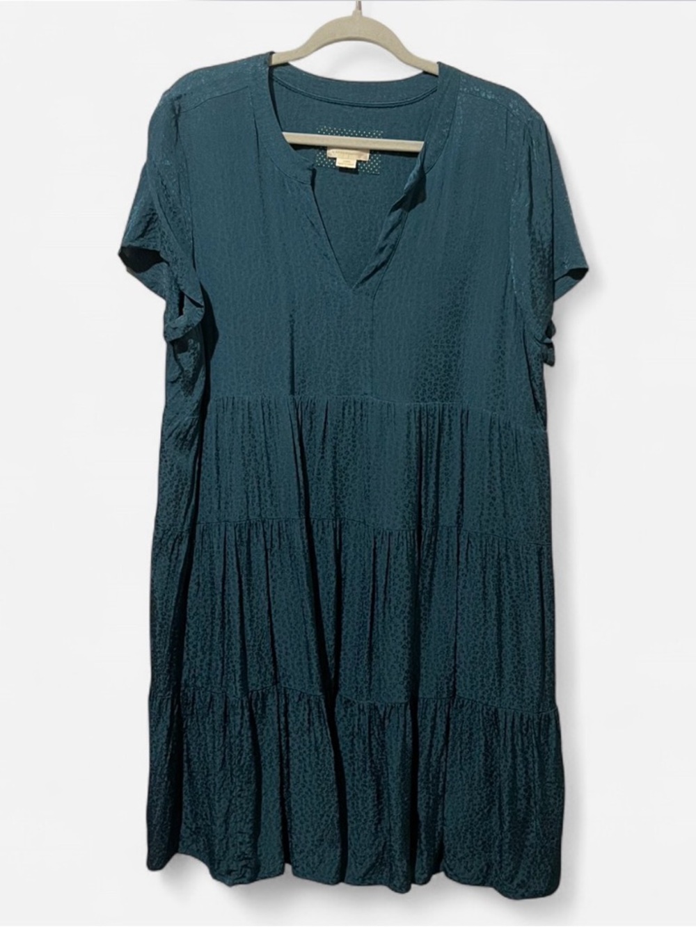 Anthropologie Maeve green dress with v-neckline and short sleeves shimmering